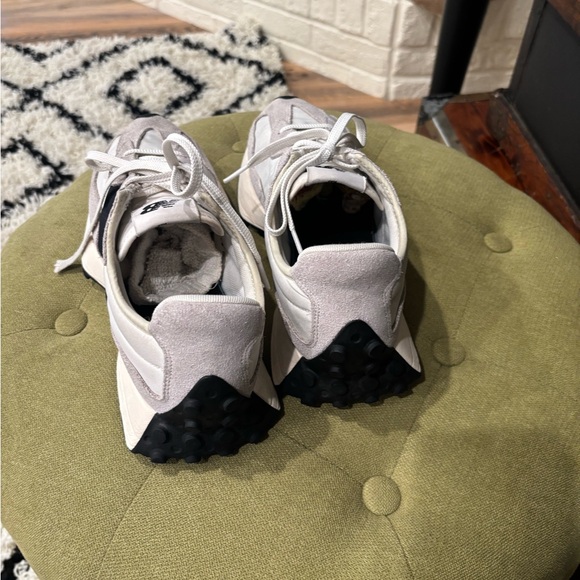 New Balance 327 White and Black Womens Sneakers - Picture 2 of 7